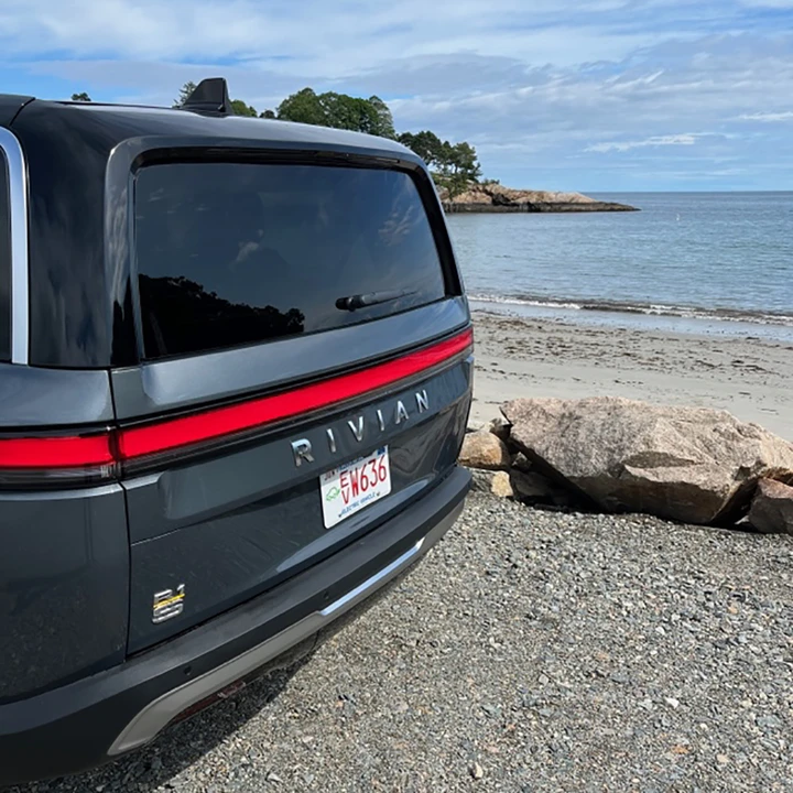 2023 Rivian R1S - Image 29 of 31