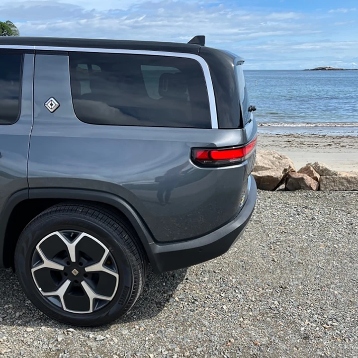 2023 Rivian R1S - Image 28 of 31