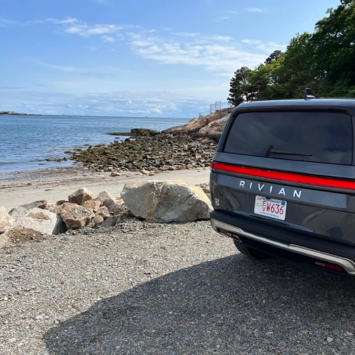 2023 Rivian R1S - Image 30 of 31