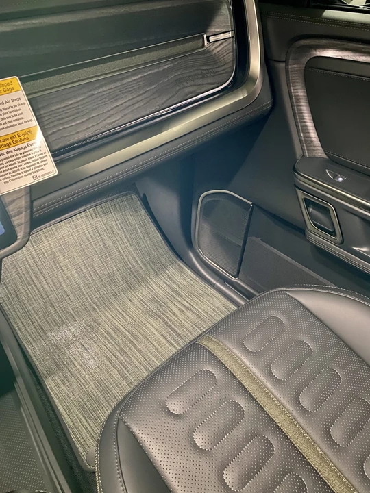 2023 Rivian R1S - Image 28 of 31