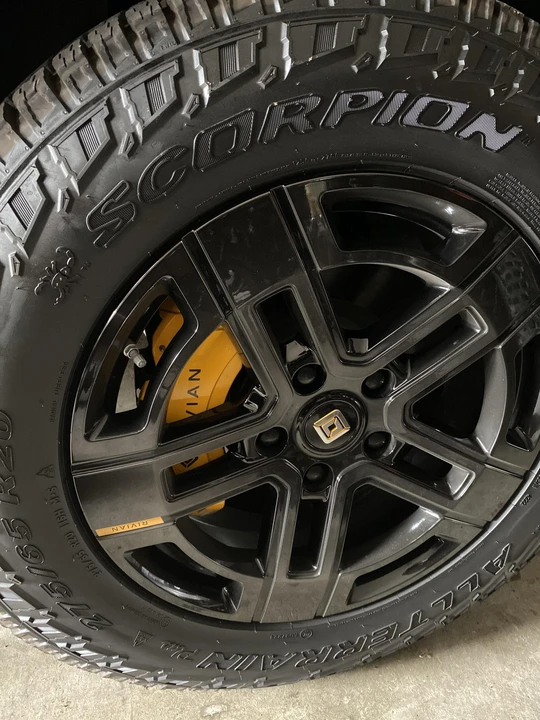 2023 Rivian R1S - Image 20 of 31