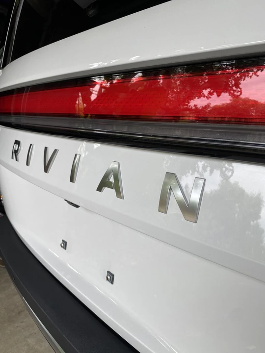 2023 Rivian R1S - Image 17 of 31