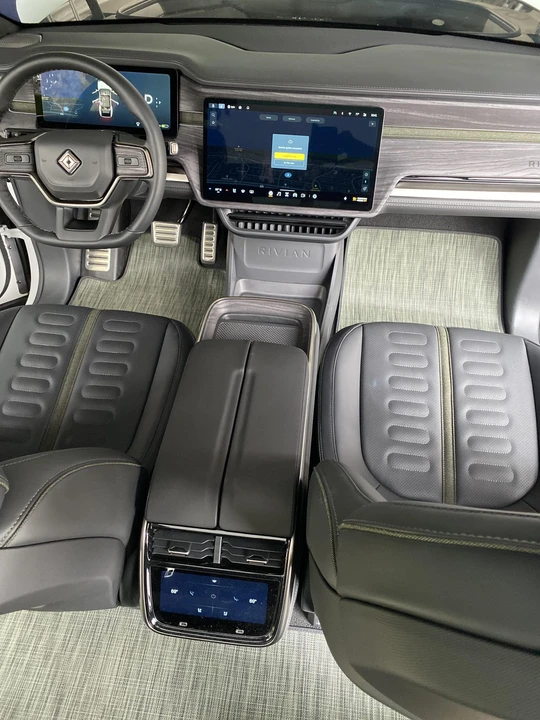 2023 Rivian R1S - Image 26 of 31