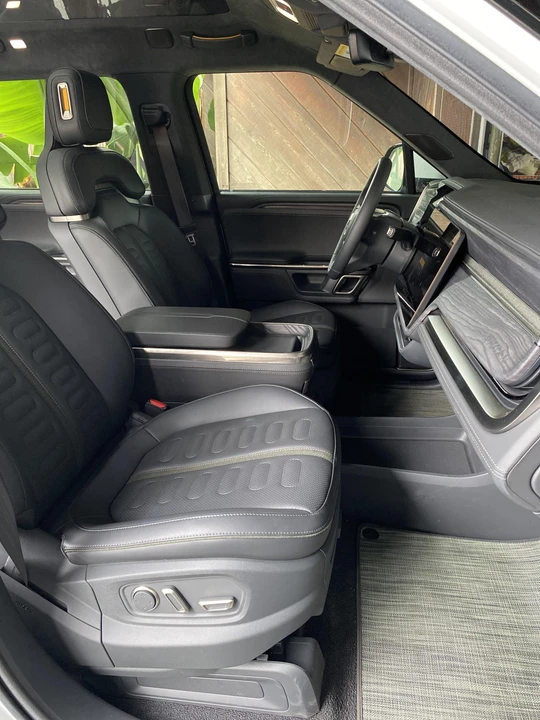 2023 Rivian R1S - Image 30 of 31