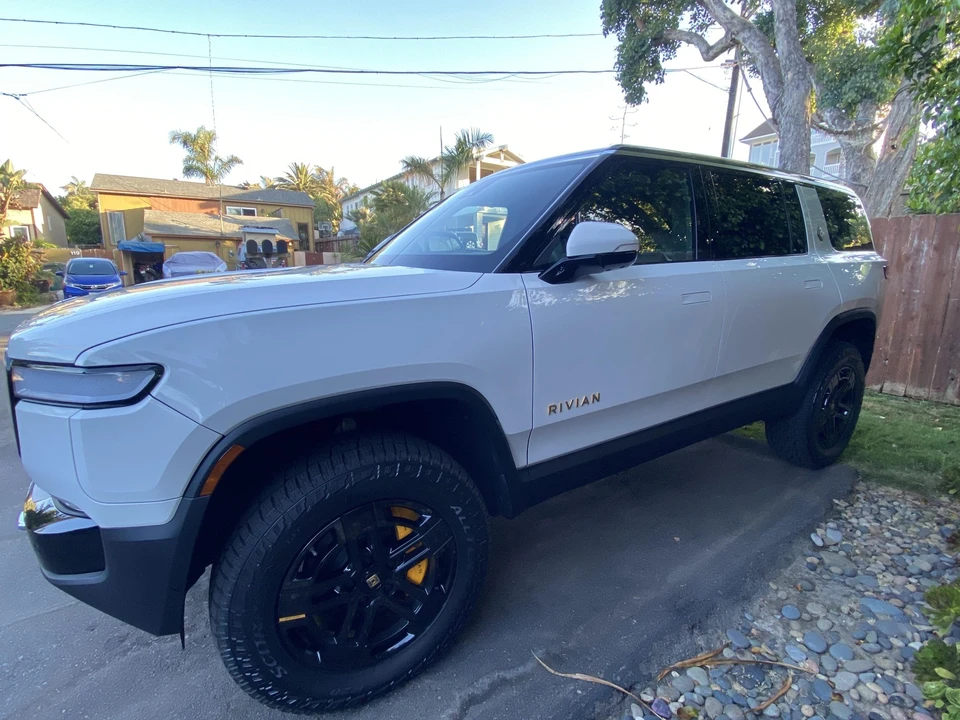 2023 Rivian R1S - Image 5 of 31
