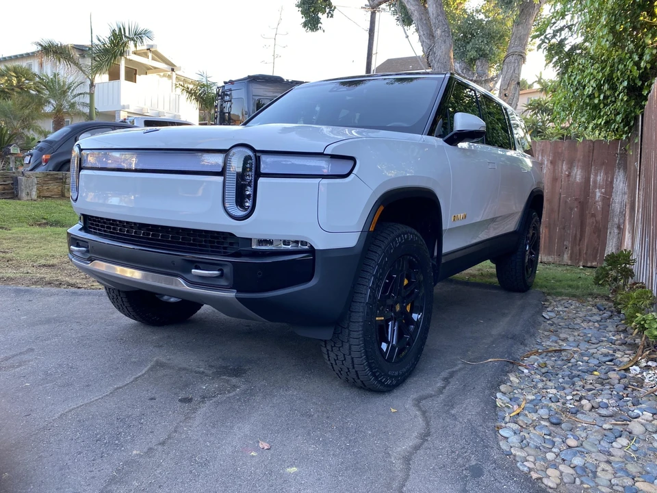 2023 Rivian R1S - Image 3 of 31