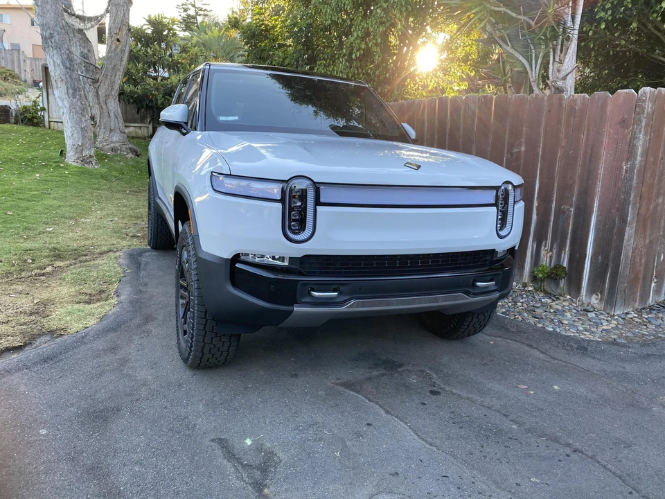 2023 Rivian R1S - Image 15 of 31