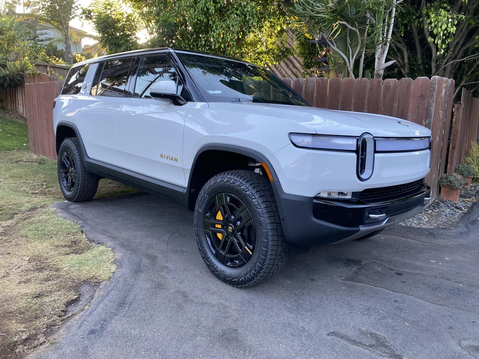 2023 Rivian R1S - Image 14 of 31