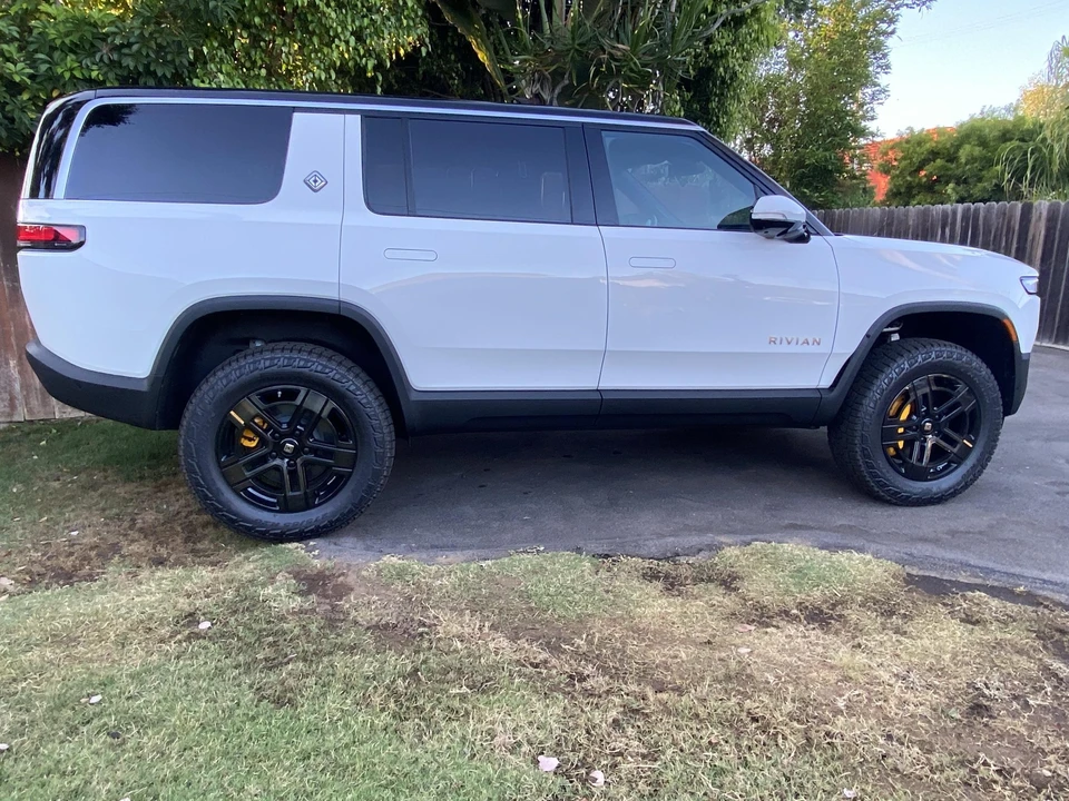 2023 Rivian R1S - Image 13 of 31