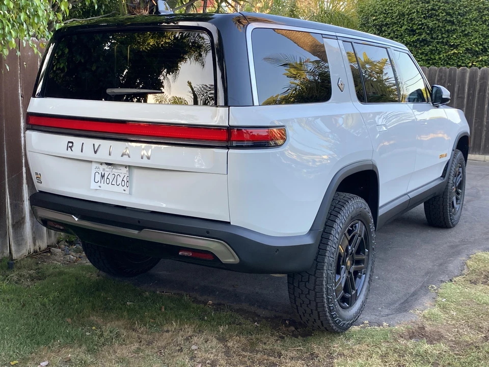 2023 Rivian R1S - Image 11 of 31