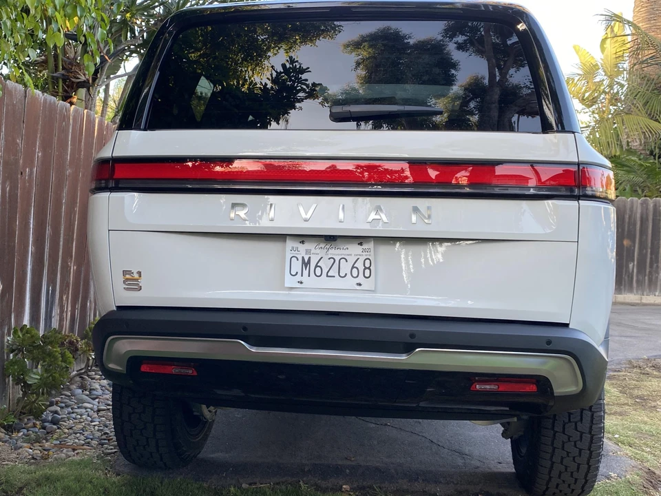 2023 Rivian R1S - Image 9 of 31