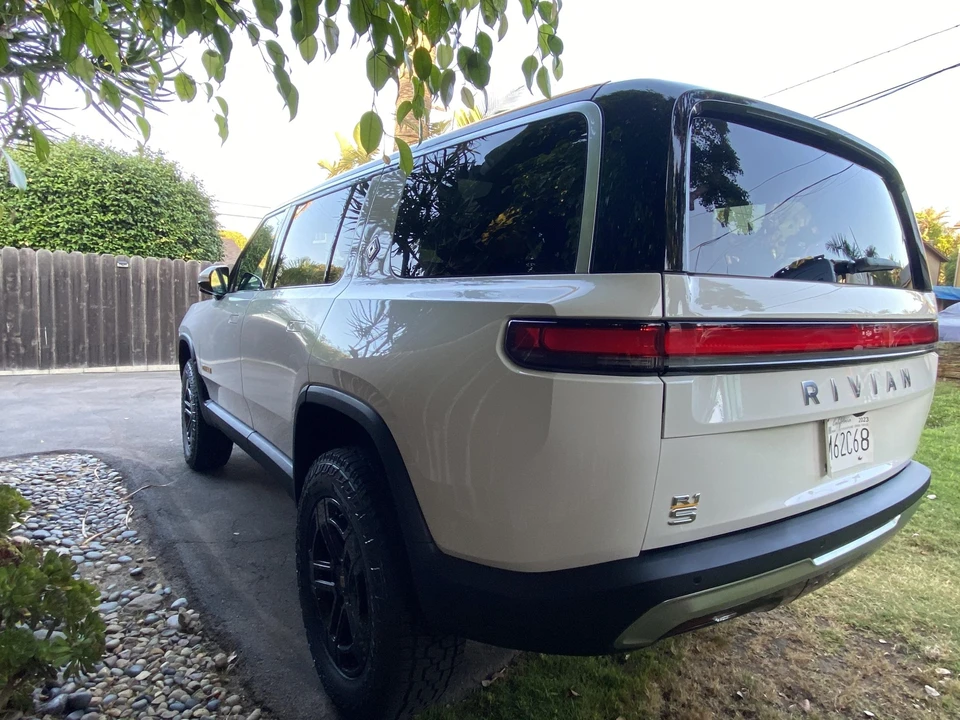 2023 Rivian R1S - Image 8 of 31