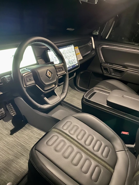 2023 Rivian R1S - Image 23 of 31