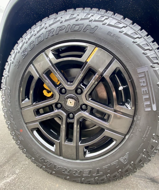 2023 Rivian R1S - Image 19 of 31