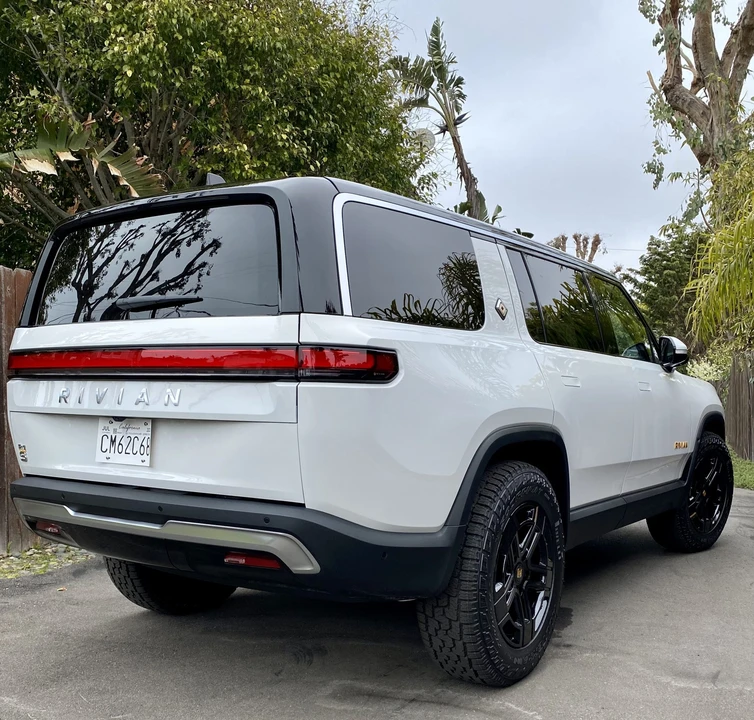 2023 Rivian R1S - Image 12 of 31