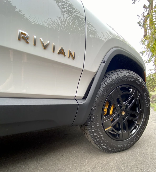 2023 Rivian R1S - Image 18 of 31