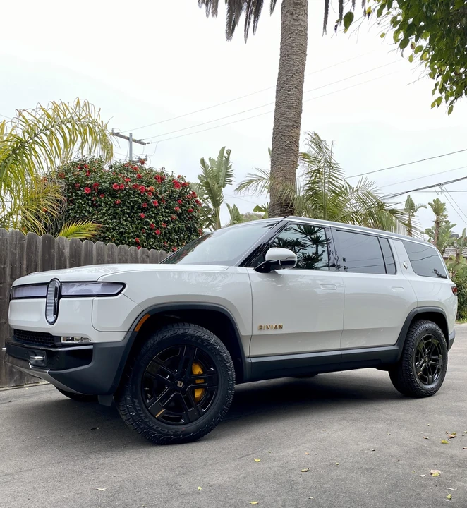 2023 Rivian R1S - Image 4 of 31