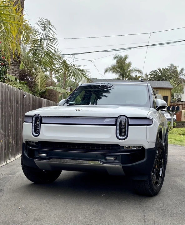 2023 Rivian R1S - Image 2 of 31