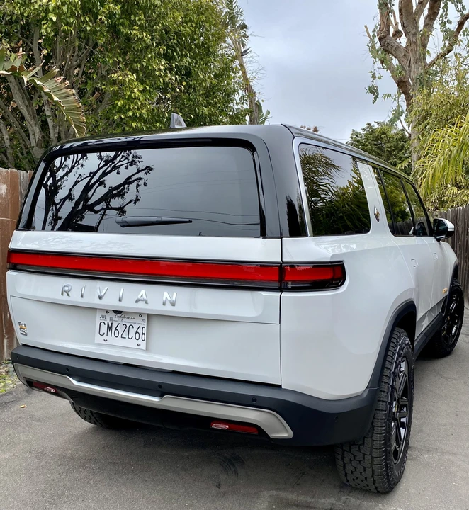 2023 Rivian R1S - Image 10 of 31