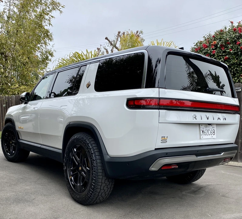 2023 Rivian R1S - Image 7 of 31
