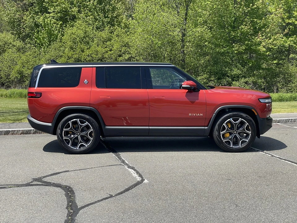 2023 Rivian R1S - Image 21 of 31