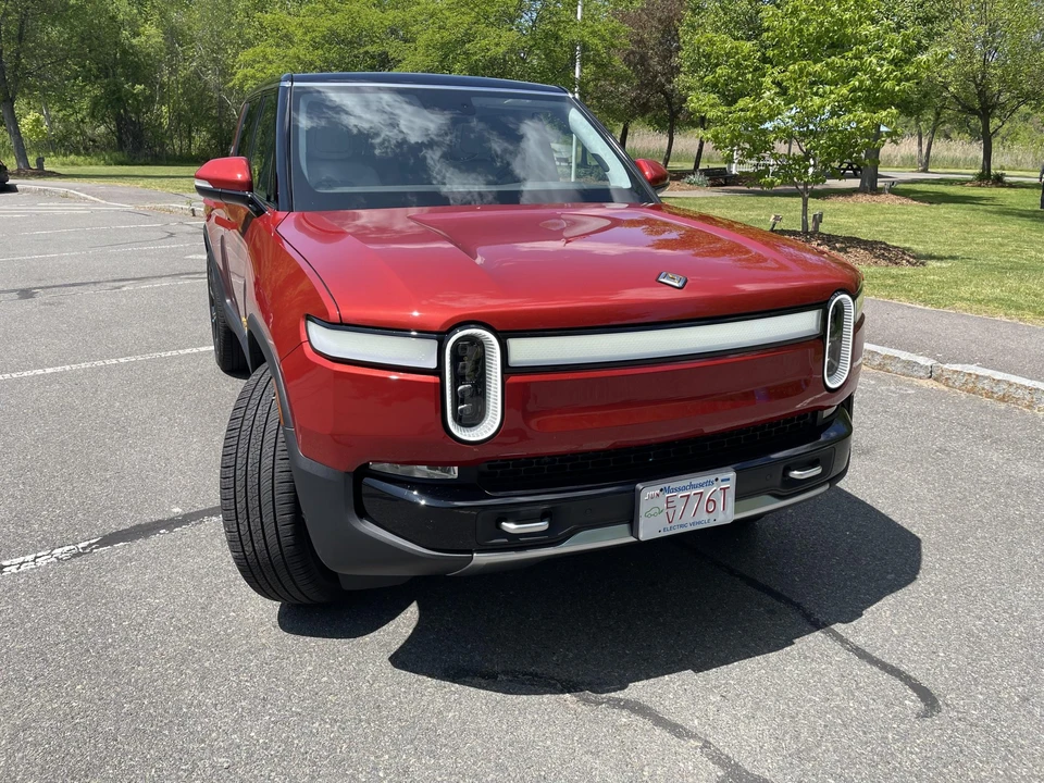 2023 Rivian R1S - Image 24 of 31