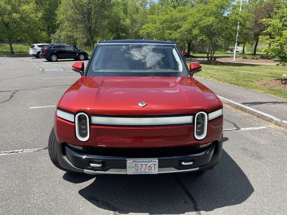 2023 Rivian R1S - Image 25 of 31