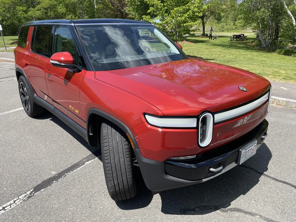 2023 Rivian R1S - Image 23 of 31