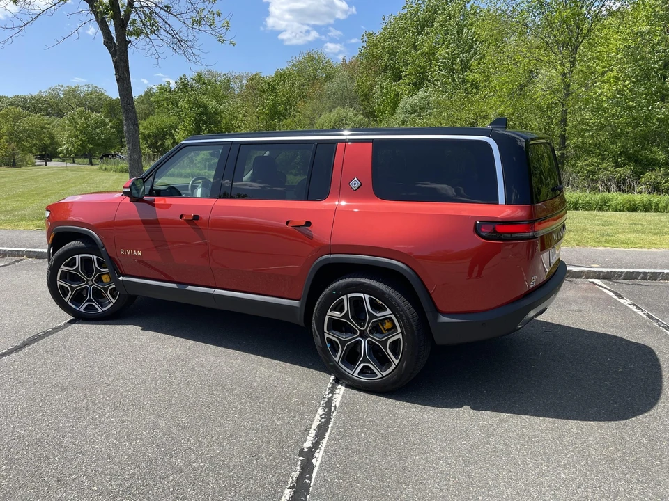 2023 Rivian R1S - Image 17 of 31