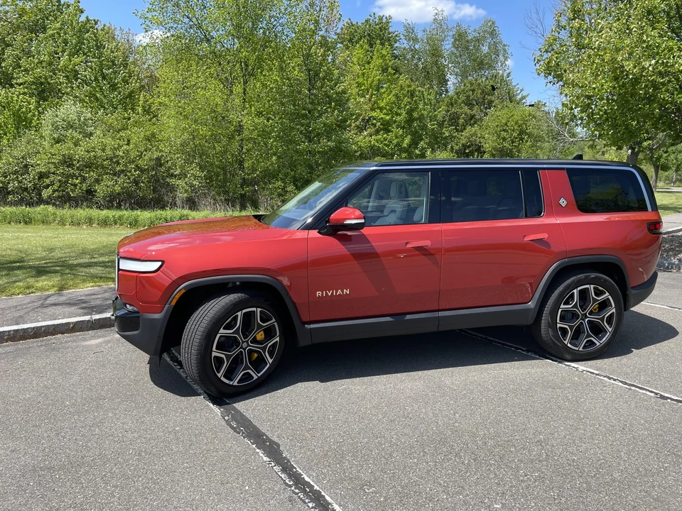 2023 Rivian R1S - Image 8 of 31