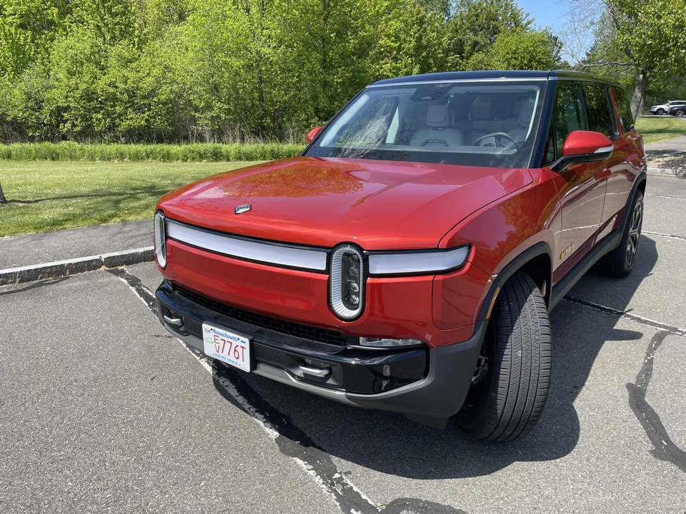 2023 Rivian R1S - Image 2 of 31