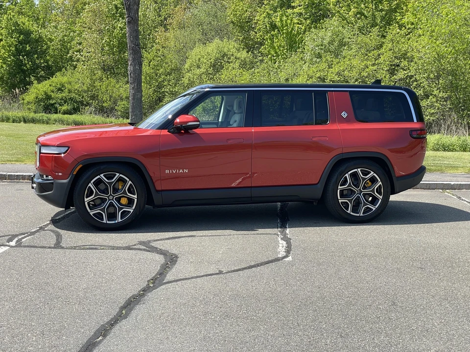 2023 Rivian R1S - Image 9 of 31