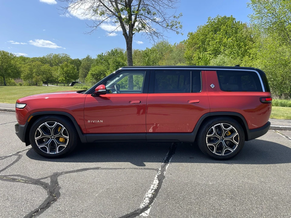 2023 Rivian R1S - Image 13 of 31