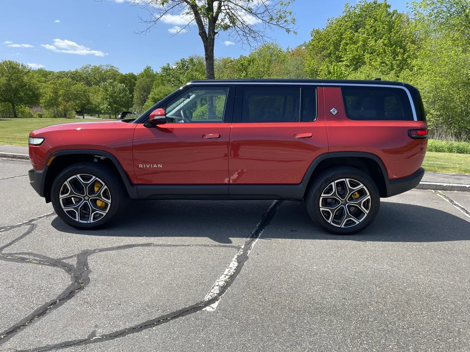 2023 Rivian R1S - Image 14 of 31
