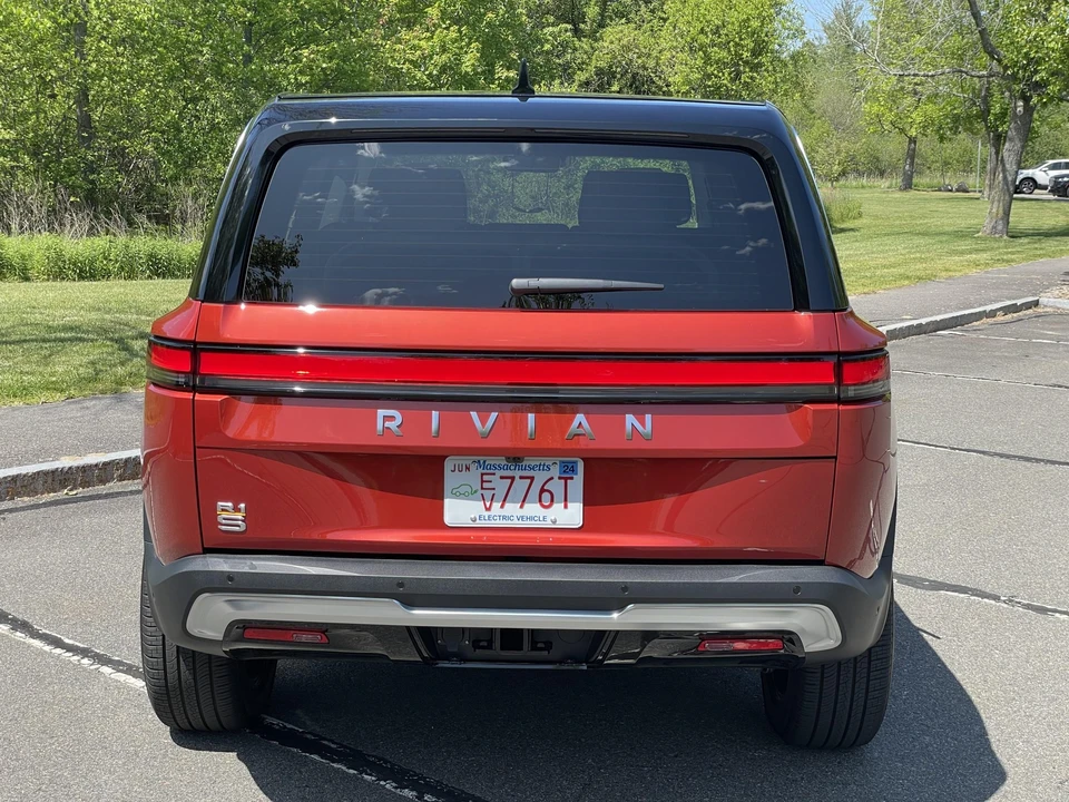 2023 Rivian R1S - Image 19 of 31