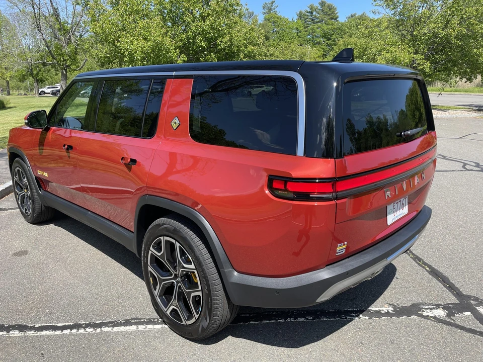 2023 Rivian R1S - Image 18 of 31