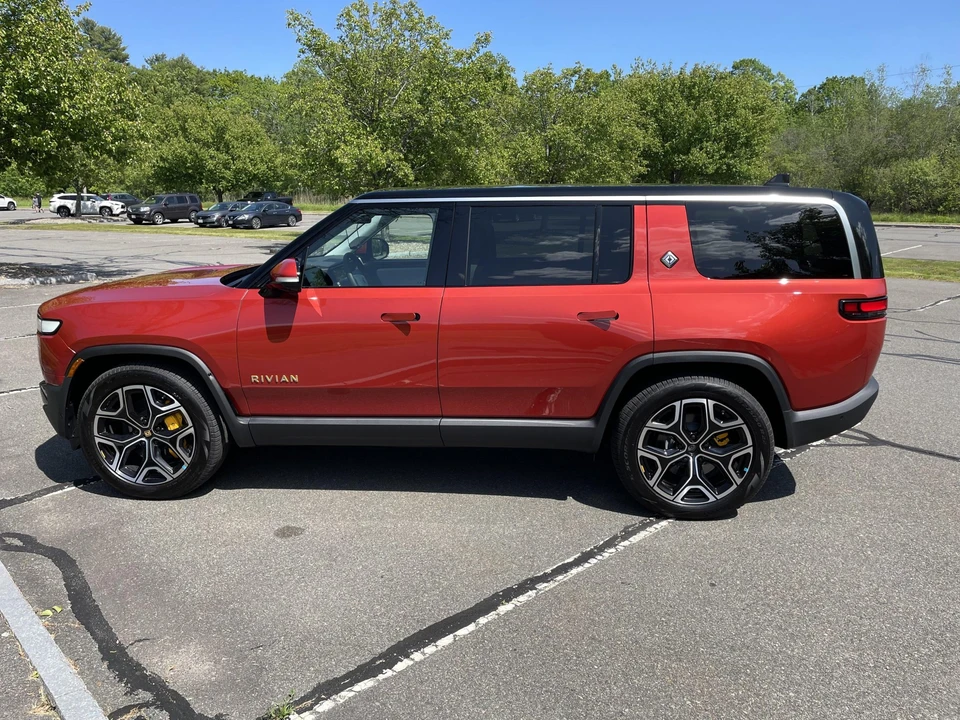 2023 Rivian R1S - Image 12 of 31