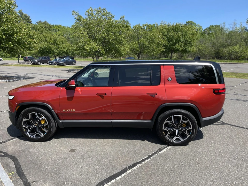 2023 Rivian R1S - Image 11 of 31