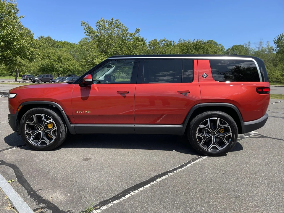2023 Rivian R1S - Image 15 of 31