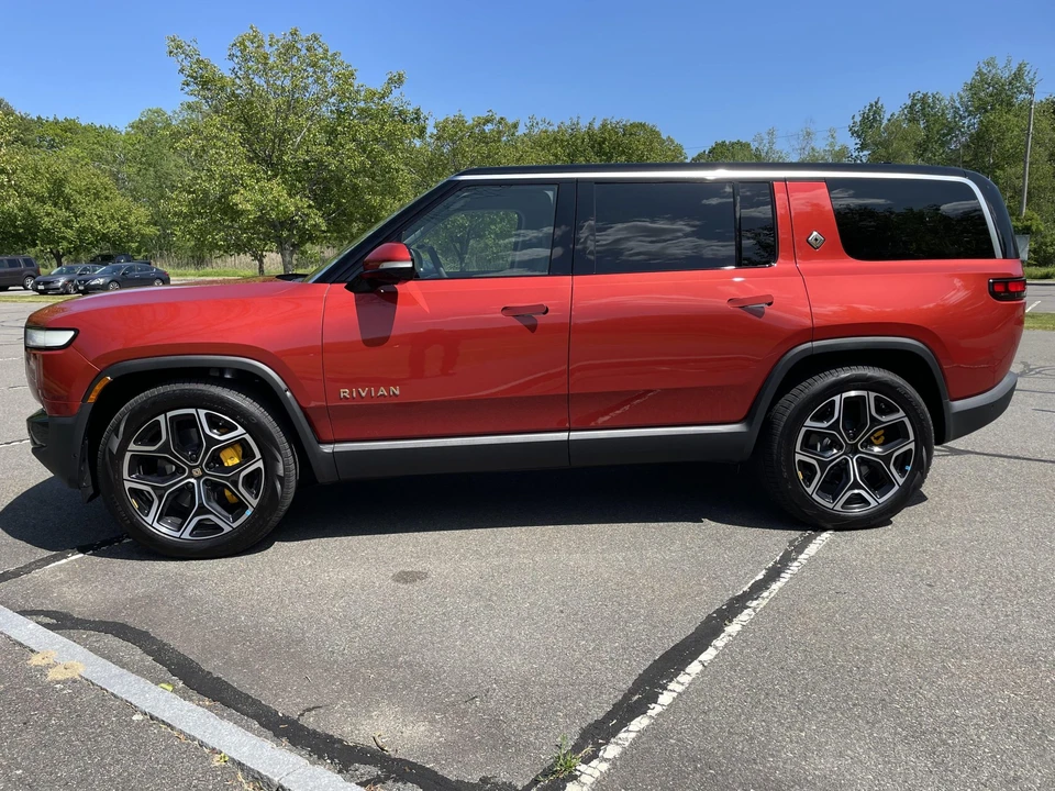 2023 Rivian R1S - Image 10 of 31