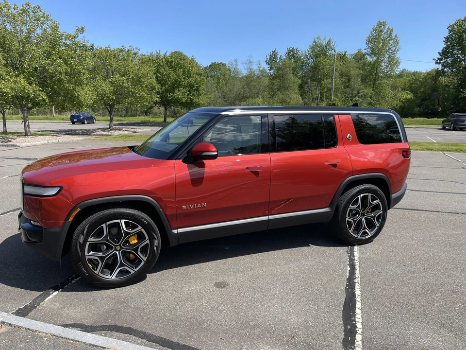 2023 Rivian R1S - Image 7 of 31