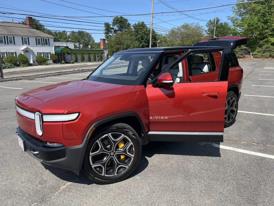 2023 Rivian R1S - Image 26 of 31