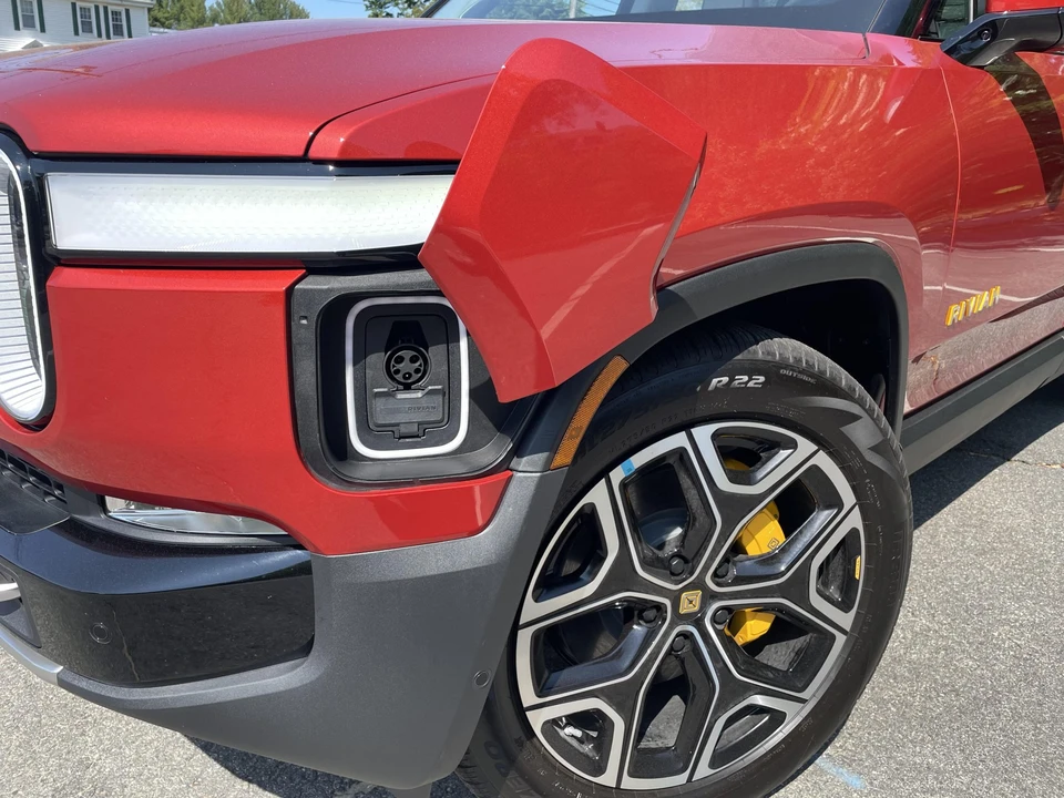 2023 Rivian R1S - Image 28 of 31