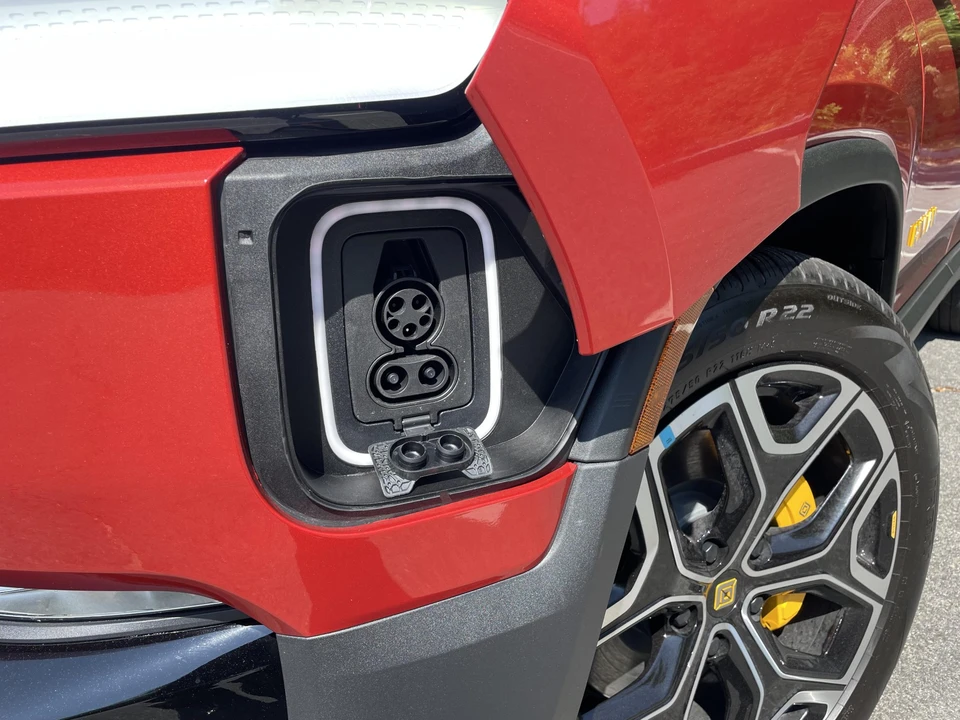 2023 Rivian R1S - Image 29 of 31