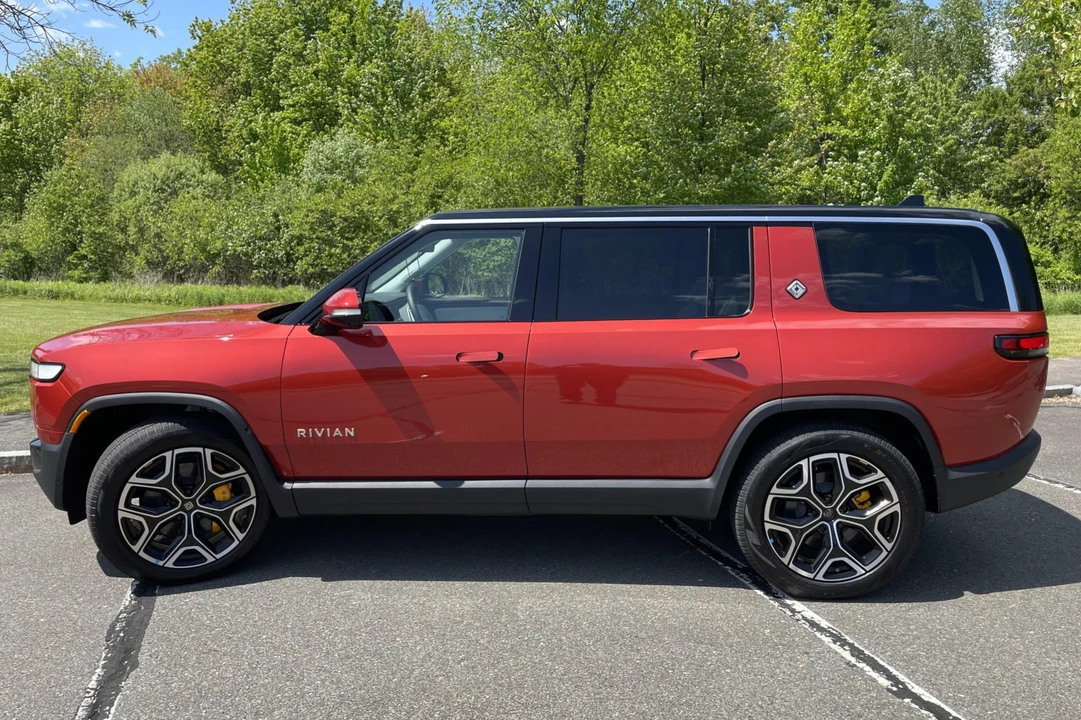 2023 Rivian R1S - Image 16 of 31