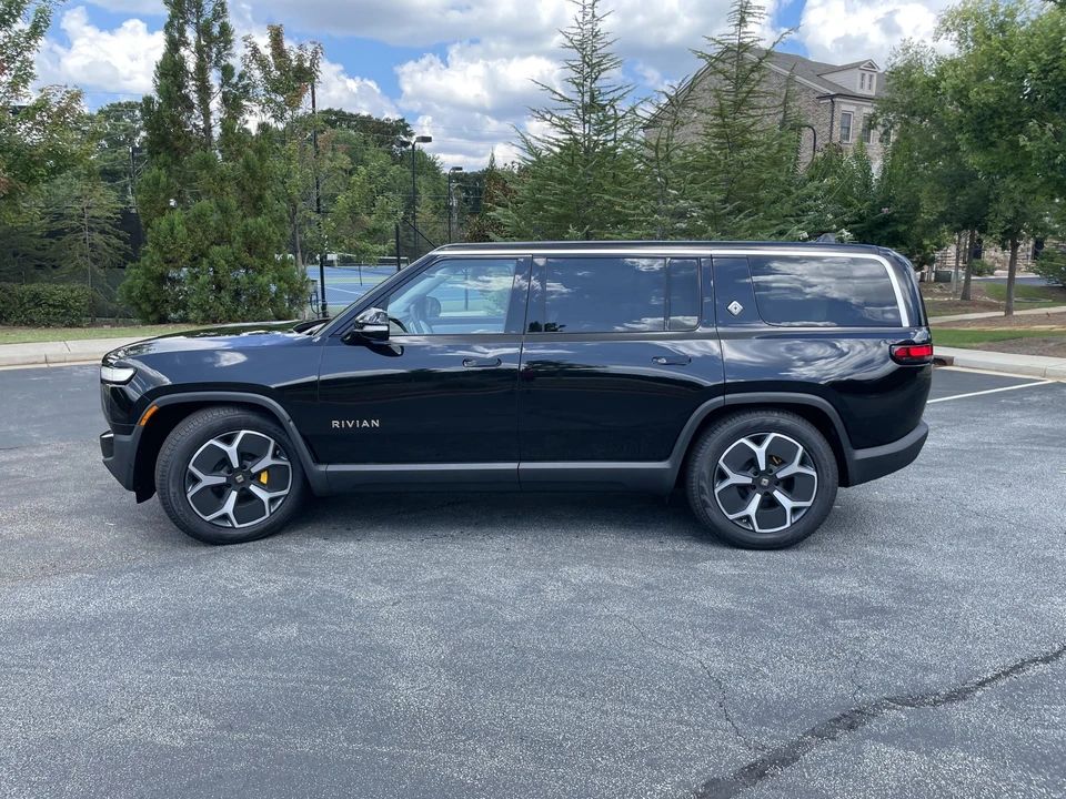 2023 Rivian R1S - Image 14 of 31