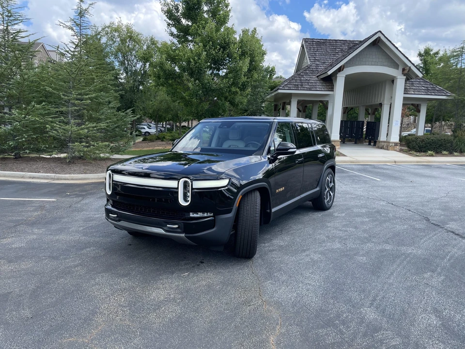 2023 Rivian R1S - Image 2 of 31