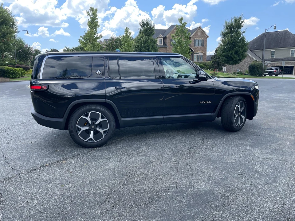 2023 Rivian R1S - Image 7 of 31