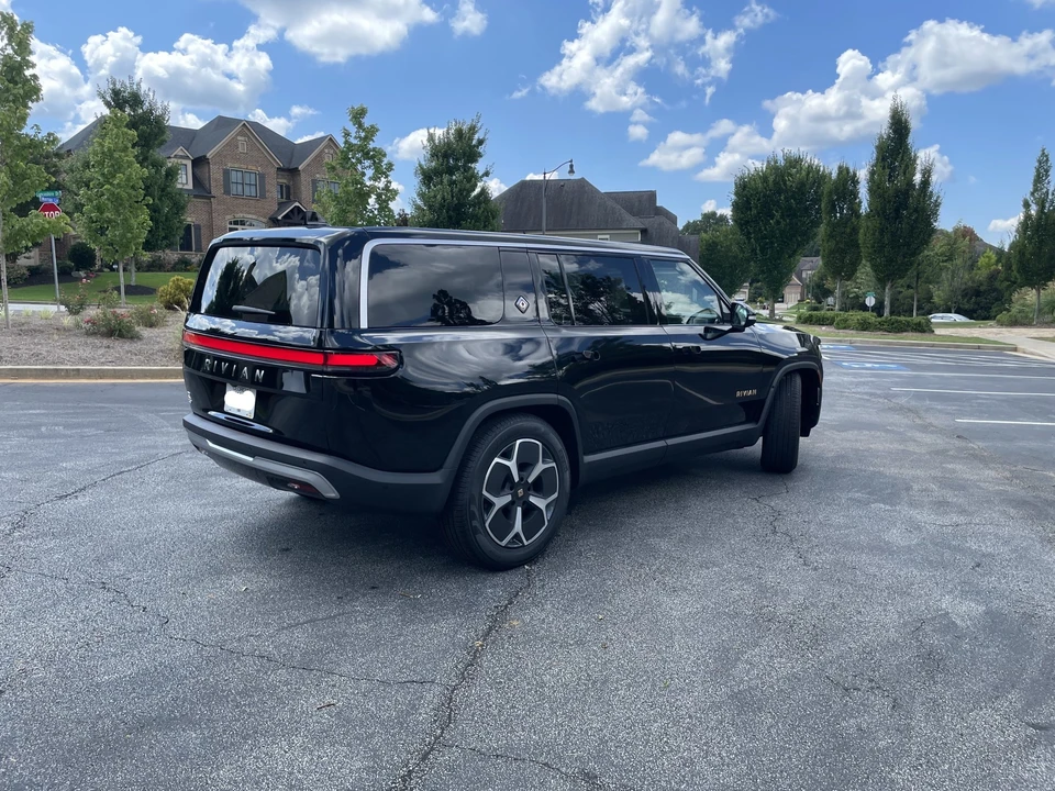 2023 Rivian R1S - Image 8 of 31