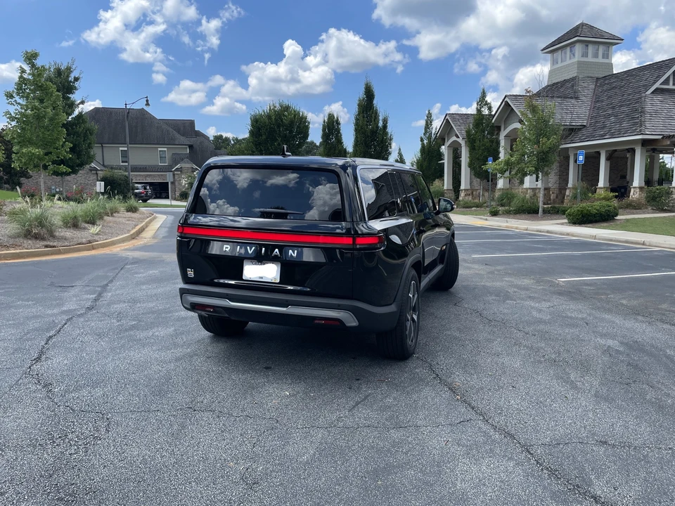 2023 Rivian R1S - Image 9 of 31